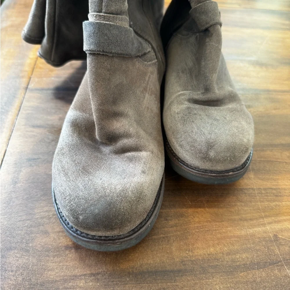 La Canadienne Stylish Tan Suede Knee-High Boots